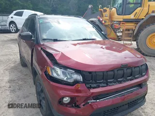 2022 Jeep Compass Latitude z VIN 3C4NJCBB2NT210970, wystawiony jako IAAI lot #42302790 z przebiegiem 27 999 mil mil oraz . Historia ofert i sprzedaży dostępna na DreamBid. Obrazek 6.