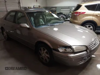 1999 Toyota Camry LE z VIN JT2BF28K7X0167855, wystawiony jako IAAI lot #41609230 z przebiegiem 242 398 mil mil oraz . Historia ofert i sprzedaży dostępna na DreamBid. Obrazek 1.