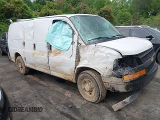 2020 Chevrolet Express Cargo z VIN 1GCWGAFP1L1144865, wystawiony jako IAAI lot #42075803 z przebiegiem 140 499 mil mil oraz . Historia ofert i sprzedaży dostępna na DreamBid. Obrazek 1.