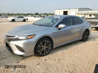 2020 Toyota Camry SE z VIN 4T1G11AK5LU968007, wystawiony jako Copart lot #52989325 z przebiegiem 51 833 mil mil oraz Czysty tytuł • Clean title. Historia ofert i sprzedaży dostępna na DreamBid. Obrazek 1.