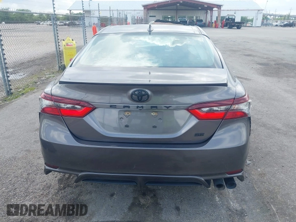 2022 Toyota Camry SE z VIN 4T1G11AK0NU057778, wystawiony jako IAAI lot #42094950 z przebiegiem 115 649 mil mil oraz . Historia ofert i sprzedaży dostępna na DreamBid. Obrazek 16.
