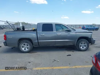 2010 Dodge Dakota Bighorn/Lonestar z VIN 1D7CW3GK4AS264452, wystawiony jako IAAI lot #42281697 z przebiegiem 106 599 mil mil oraz . Historia ofert i sprzedaży dostępna na DreamBid. Obrazek 13.