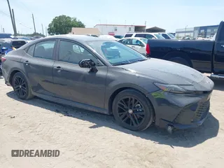 2025 Toyota Camry LE z VIN 4T1DAACK3SU060721, wystawiony jako IAAI lot #42378542 z przebiegiem 16 565 mil mil oraz . Historia ofert i sprzedaży dostępna na DreamBid. Obrazek 1.