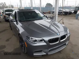 2016 BMW M5 z VIN WBSFV9C5XGD595572, wystawiony jako IAAI lot #42453085 z przebiegiem Nie podano mil oraz . Historia ofert i sprzedaży dostępna na DreamBid. Obrazek 1.