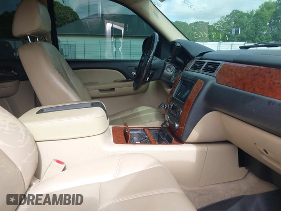 2008 Chevrolet Suburban LTZ z VIN 1GNFC16J58R119412, wystawiony jako IAAI lot #42282221 z przebiegiem 356 160 mil mil oraz . Historia ofert i sprzedaży dostępna na DreamBid. Obrazek 5.
