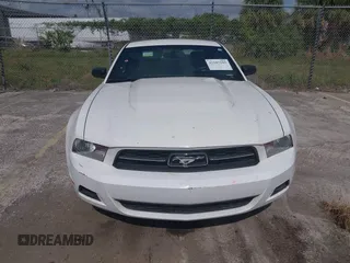 2012 Ford Mustang Premium z VIN 1ZVBP8AMXC5271916, wystawiony jako IAAI lot #42187185 z przebiegiem 103 379 mil mil oraz . Historia ofert i sprzedaży dostępna na DreamBid. Obrazek 12.