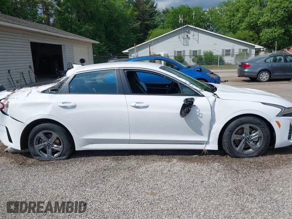 2023 Kia K5 LXS z VIN 5XXG14J25PG189448, wystawiony jako IAAI lot #42258739 z przebiegiem 29 188 mil mil oraz . Historia ofert i sprzedaży dostępna na DreamBid. Obrazek 14.