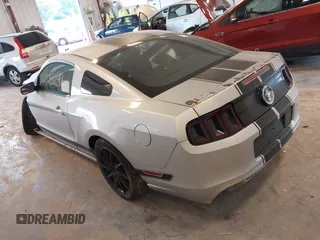 2014 Ford Mustang V6 z VIN 1ZVBP8AM3E5318738, wystawiony jako IAAI lot #42860321 z przebiegiem Nie podano mil oraz . Historia ofert i sprzedaży dostępna na DreamBid. Obrazek 3.