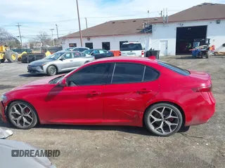 2019 Alfa Romeo Giulia z VIN ZARFAMAN7K7599097, wystawiony jako IAAI lot #41836010 z przebiegiem 32 011 mil mil oraz . Historia ofert i sprzedaży dostępna na DreamBid. Obrazek 12.