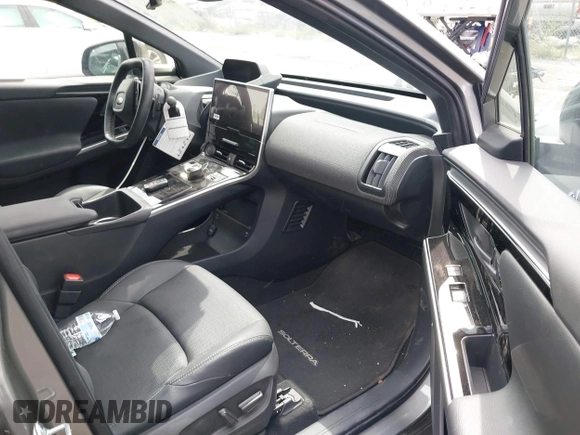 2024 Subaru Solterra Premium z VIN JTMABABA2RA056054, wystawiony jako IAAI lot #42018399 z przebiegiem 6 220 mil mil oraz . Historia ofert i sprzedaży dostępna na DreamBid. Obrazek 5.