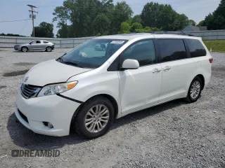 2015 Toyota Sienna XLE z VIN 5TDYK3DC0FS546919, wystawiony jako Copart lot #57593065 z przebiegiem 118 185 mil mil oraz Szkoda całkowita • Salvage title. Historia ofert i sprzedaży dostępna na DreamBid. Obrazek 1.