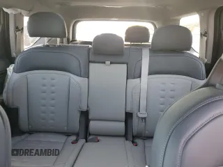 2024 Kia EV9 Wind z VIN KNDAFFS59R6018599, wystawiony jako Copart lot #66018504 z przebiegiem 1744 mil mil oraz Szkody całkowita. Historia ofert i sprzedaży dostępna na DreamBid. Obrazek 10.