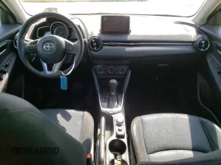 2016 Scion iA z VIN 3MYDLBZV8GY112646, wystawiony jako Copart lot #51481723 z przebiegiem 98 781 mil mil oraz . Historia ofert i sprzedaży dostępna na DreamBid. Obrazek 8.