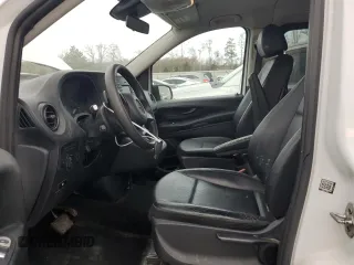 2018 Mercedes-Benz Metris Passenger z VIN WD4PG2EE0J3357078, wystawiony jako Copart lot #50018905 z przebiegiem 154 621 mil mil oraz Czysty tytuł • Clean title. Historia ofert i sprzedaży dostępna na DreamBid. Obrazek 7.