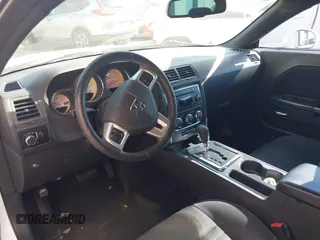 2013 Dodge Challenger SXT z VIN 2C3CDYAG8DH569468, wystawiony jako IAAI lot #41792206 z przebiegiem 161 439 mil mil oraz . Historia ofert i sprzedaży dostępna na DreamBid. Obrazek 5.
