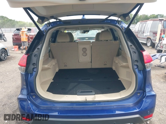 2020 Nissan Rogue SV z VIN JN8AT2MT4LW042639, wystawiony jako IAAI lot #42332896 z przebiegiem 62 966 mil mil oraz . Historia ofert i sprzedaży dostępna na DreamBid. Obrazek 18.