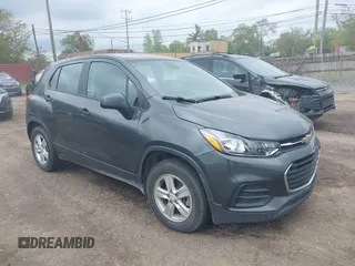 2020 Chevrolet Trax LS z VIN 3GNCJKSBXLL128281, wystawiony jako IAAI lot #42252731 z przebiegiem 61 199 mil mil oraz . Historia ofert i sprzedaży dostępna na DreamBid. Obrazek 1.