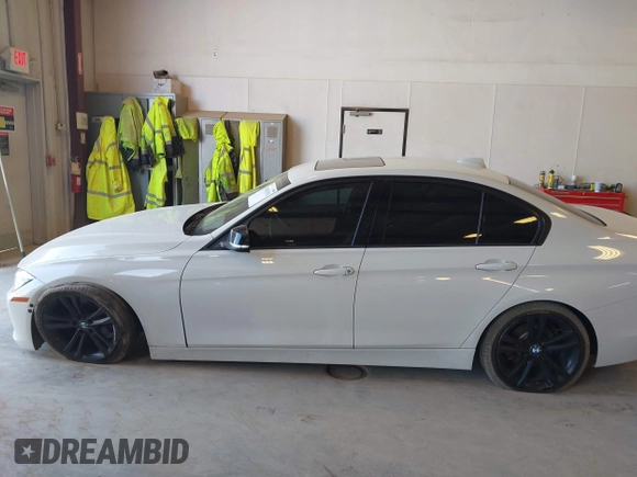 2014 BMW 3 Series 328i xDrive с VIN WBA3B5G56ENS08767, выставлен на аукционе IAAI как лот 42055343 с пробегом 90 487 миль миль и . История ставок и продаж доступна на DreamBid. Изображение 13.