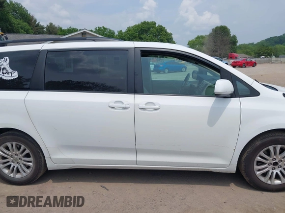 2011 Toyota Sienna XLE AAS z VIN 5TDYK3DC9BS039639, wystawiony jako IAAI lot #42440354 z przebiegiem 291 565 mil mil oraz . Historia ofert i sprzedaży dostępna na DreamBid. Obrazek 14.