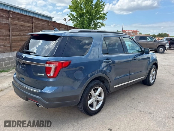 2018 Ford Explorer XLT z VIN 1FM5K7DH0JGC23068, wystawiony jako Copart lot #63926375 z przebiegiem 112 233 mil mil oraz Czysty tytuł • Clean title. Historia ofert i sprzedaży dostępna na DreamBid. Obrazek 4.