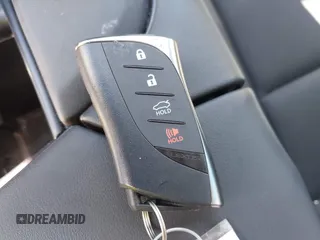 2022 Lexus ES 350 z VIN 58ADZ1B18NU121477, wystawiony jako IAAI lot #41434448 z przebiegiem 28 655 mil mil oraz . Historia ofert i sprzedaży dostępna na DreamBid. Obrazek 11.