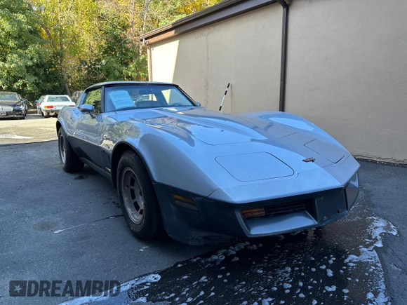 1982 Chevrolet Corvette z VIN 1G1AY8789C5101514, wystawiony jako Copart lot #77244494 z przebiegiem 3 012 mil mil oraz Czysty tytuł • Clean title. Historia ofert i sprzedaży dostępna na DreamBid. Obrazek 1.