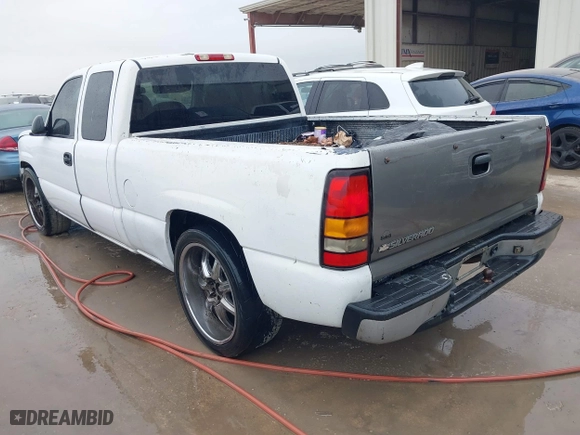 2006 Chevrolet Silverado 1500 LT1 with VIN 1GCEC19VX6Z261903, listed as a IAAI auction lot 41552645 with 330,838 mi miles. Bid and sale history available at carsss.com. Image 3.