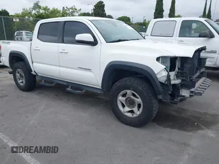 2020 Toyota Tacoma SR5 z VIN 3TMCZ5AN8LM351329, wystawiony jako IAAI lot #42343714 z przebiegiem 83 989 mil mil oraz . Historia ofert i sprzedaży dostępna na DreamBid. Obrazek 1.
