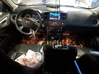 2015 Nissan Pathfinder SV z VIN 5N1AR2MMXFC709279, wystawiony jako Copart lot #59464785 z przebiegiem 92 343 mil mil oraz Szkoda całkowita • Salvage title. Historia ofert i sprzedaży dostępna na DreamBid. Obrazek 8.