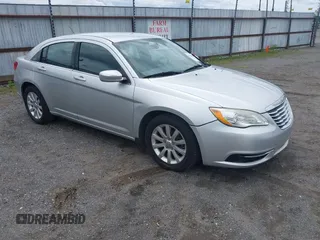 2012 Chrysler 200 Touring z VIN 1C3CCBBB5CN211169, wystawiony jako IAAI lot #42298331 z przebiegiem 163 756 mil mil oraz . Historia ofert i sprzedaży dostępna na DreamBid. Obrazek 1.