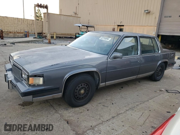 1985 Cadillac Fleetwood z VIN 1G6CB6984F4325337, wystawiony jako Copart lot #82255894 z przebiegiem 46 192 mil mil oraz Czysty tytuł • Clean title. Historia ofert i sprzedaży dostępna na DreamBid. Obrazek 1.
