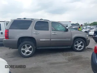 2011 Chevrolet Tahoe LTZ z VIN 1GNSCCE08BR394055, wystawiony jako IAAI lot #42171847 z przebiegiem 112 163 mil mil oraz . Historia ofert i sprzedaży dostępna na DreamBid. Obrazek 13.