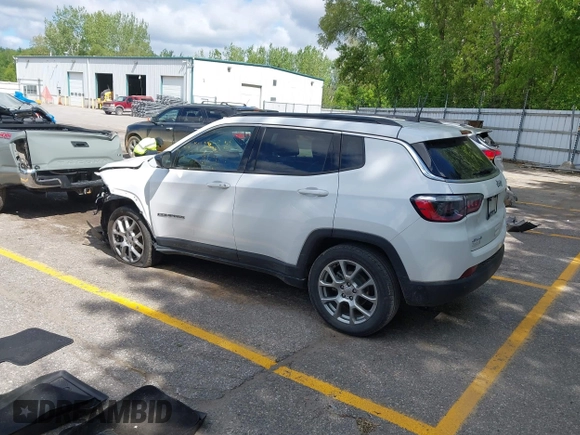 2022 Jeep Compass Latitude Lux with VIN 3C4NJDFB7NT112307, listed as a IAAI auction lot 42330292 with 77,240 mi miles and . Bid and sale history available at DreamBid. Image 3.