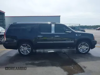2013 Cadillac Escalade ESV Platinum Edition z VIN 1GYS4KEF8DR145353, wystawiony jako IAAI lot #42265408 z przebiegiem 218 420 mil mil oraz . Historia ofert i sprzedaży dostępna na DreamBid. Obrazek 13.