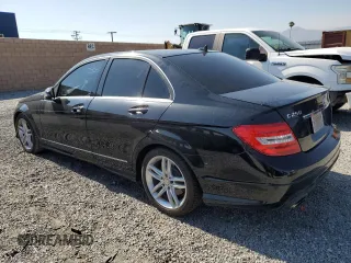 2014 Mercedes-Benz C 250 Sport z VIN WDDGF4HB5EA968032, wystawiony jako Copart lot #60570585 z przebiegiem 121 077 mil mil oraz Czysty tytuł • Clean title. Historia ofert i sprzedaży dostępna na DreamBid. Obrazek 2.
