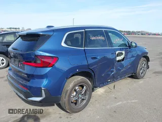 2025 BMW X1 xDrive28i z VIN WBX73EF01S5110817, wystawiony jako IAAI lot #41991160 z przebiegiem 1 287 mil mil oraz . Historia ofert i sprzedaży dostępna na DreamBid. Obrazek 4.