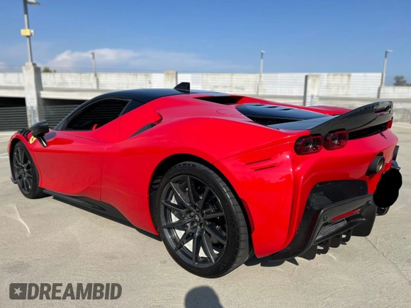 2021 Ferrari SF90 z VIN ZFF95NLA4M0265120, wystawiony jako Copart lot #55701215 z przebiegiem 5000 mil mil oraz Szkody całkowita. Historia ofert i sprzedaży dostępna na DreamBid. Obrazek 3.