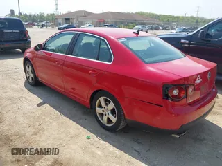 2008 Volkswagen Jetta SE z VIN 3VWRM71KX8M054187, wystawiony jako IAAI lot #42279897 z przebiegiem 179 228 mil mil oraz . Historia ofert i sprzedaży dostępna na DreamBid. Obrazek 3.