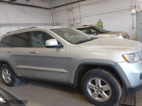 2011 Jeep Grand Cherokee Laredo with VIN 1J4RR4GG5BC690251, listed as a IAAI auction lot 41824839 with 261,010 mi miles. Bid and sale history available at carsss.com. Image 13.
