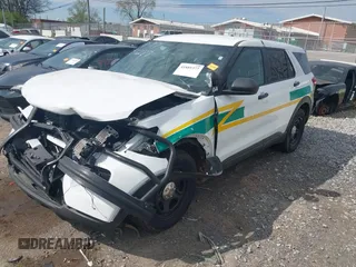 2020 Ford Police Interceptor Utility z VIN 1FM5K8AB8LGC51287, wystawiony jako IAAI lot #41885377 z przebiegiem 83 563 mil mil oraz . Historia ofert i sprzedaży dostępna na DreamBid. Obrazek 17.