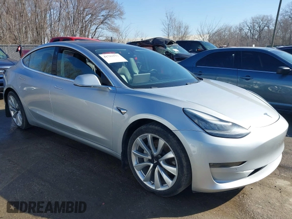 2018 Tesla Model 3 Long Range Battery z VIN 5YJ3E1EB3JF117007, wystawiony jako IAAI lot #41753572 z przebiegiem 82 444 mil mil oraz . Historia ofert i sprzedaży dostępna na DreamBid. Obrazek 13.