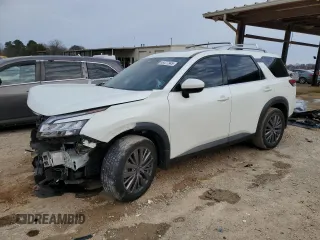 2023 Nissan Pathfinder SL z VIN 5N1DR3CB8PC250189, wystawiony jako Copart lot #48477945 z przebiegiem Nie podano mil oraz Szkoda całkowita • Salvage title. Historia ofert i sprzedaży dostępna na DreamBid. Obrazek 1.