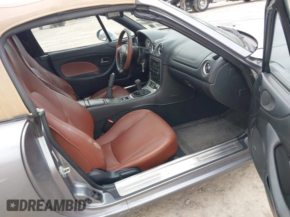 2002 Mazda MX-5 Miata Cloth z VIN JM1NB353X20227591, wystawiony jako IAAI lot #42066430 z przebiegiem 79 585 mil mil oraz . Historia ofert i sprzedaży dostępna na DreamBid. Obrazek 5.