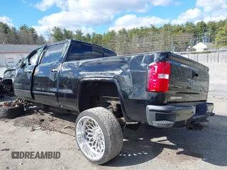 2019 GMC Sierra 2500HD Denali z VIN 1GT12SEY3KF232018, wystawiony jako IAAI lot #41897434 z przebiegiem Nie podano mil oraz . Historia ofert i sprzedaży dostępna na DreamBid. Obrazek 3.