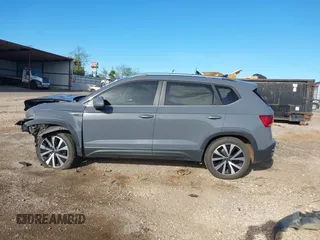 2022 Volkswagen Taos SE z VIN 3VVLX7B26NM077297, wystawiony jako IAAI lot #41846563 z przebiegiem 63 161 mil mil oraz . Historia ofert i sprzedaży dostępna na DreamBid. Obrazek 15.