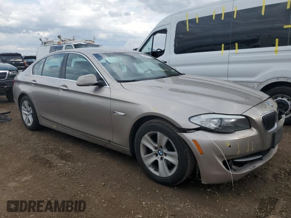 2013 BMW 5 Series 528i xDrive z VIN WBAXH5C51DD110966, wystawiony jako Copart lot #53949115 z przebiegiem 128 708 mil mil oraz Szkody całkowita. Historia ofert i sprzedaży dostępna na DreamBid. Obrazek 4.