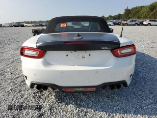 2018 FIAT 124 Spider Abarth z VIN JC1NFAEK6J0137964, wystawiony jako Copart lot #70926304 z przebiegiem 46 821 mil mil oraz Szkoda całkowita • Salvage title. Historia ofert i sprzedaży dostępna na DreamBid. Obrazek 6.