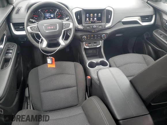 2024 GMC Terrain SLE z VIN 3GKALTEG5RL306490, wystawiony jako Copart lot #61090425 z przebiegiem 27 890 mil mil oraz Czysty tytuł • Clean title. Historia ofert i sprzedaży dostępna na DreamBid. Obrazek 8.