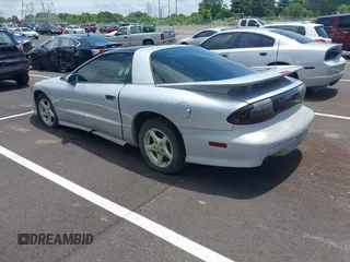 1997 Pontiac Firebird Formula z VIN 2G2FV22P2V2203449, wystawiony jako IAAI lot #42506447 z przebiegiem 178 551 mil mil oraz . Historia ofert i sprzedaży dostępna na DreamBid. Obrazek 3.