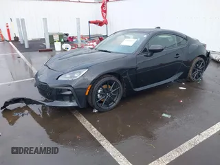 2025 Toyota 86 Premium z VIN JF1ZNBE11S9752297, wystawiony jako IAAI lot #41834817 z przebiegiem 984 mil mil oraz . Historia ofert i sprzedaży dostępna na DreamBid. Obrazek 2.